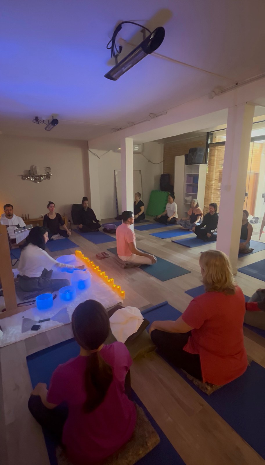 Grupo em meditação durante o workshop