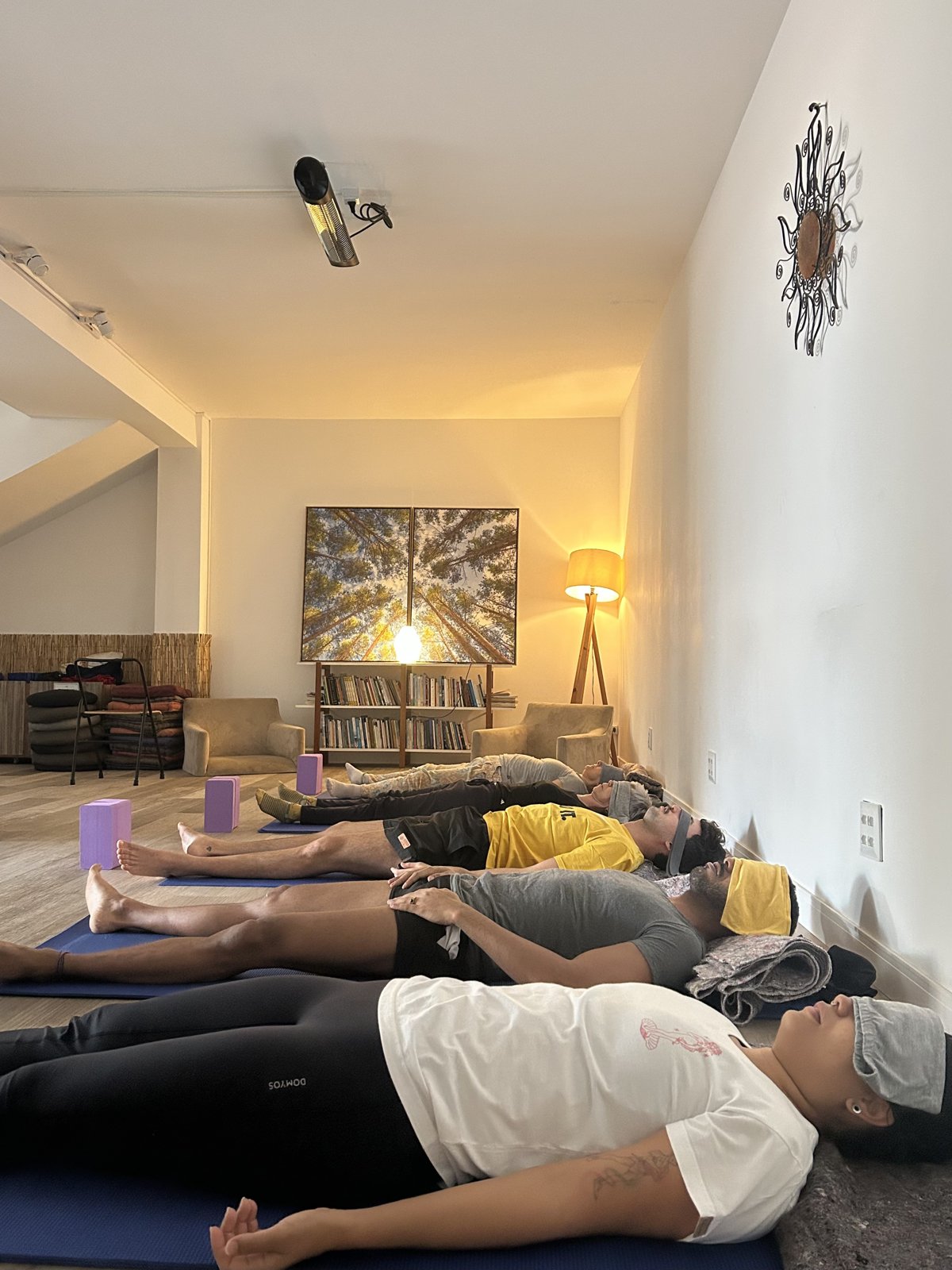Grupo em relaxamento profundo durante o sound healing